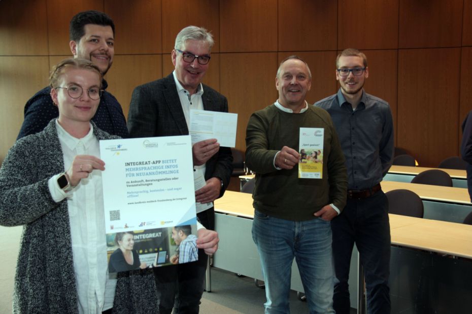 Sport gewinnt: Gemeinsam für „Sport gewinnt“ (v. links): Theresa Habich-Lerch und Max Hechsel, Fachstelle Migration und Integration des Landkreises, Sportkreischef Uwe Steuber, Frank Eser und David Michel, Referat Vielfalt im Sport der Sportjugend Hessen.     Bild: Menkel