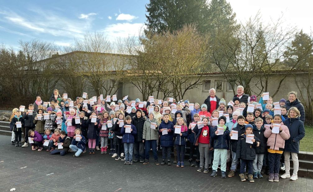 Die Kinder an der Sonnenschule mit Ihren Urkunden für das Sportabzeichen     Bild: Anne Schmidt, Sportkreis