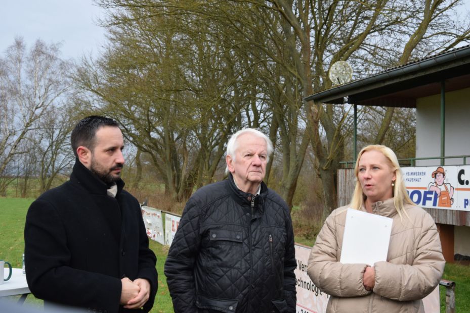 Bürgermeister Luca Fritsch und Sportkreisvorsitzender Ulrich Manthei begrüßen die Ministerin    Bild: Günter Brandt