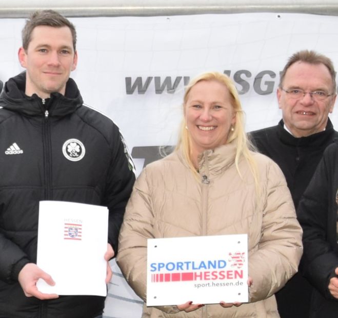 Im Beisein von Landrat Winfried Becker (rechts) nahm der ZSL-Vorsitzende Philipp Lange  den Bescheid von der Ministerin entgegen