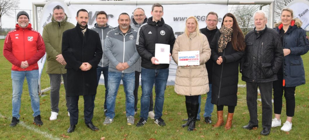 Nach der Überreichung des Zuwendungsbescheides durch die Ministerin stellten sich zum Gruppenfoto (von links) Marco Luckhardt, Bauamtsleiter Martin Schultheiß, Bürgermeister Luca Fritsch, Martin Ohnesorge, Sandro Bottaro, Carsten Liehr, Philipp Lange, Ministerin Diana Stolz, Landrat Winfried Becker, MdL Christin Ziegler, Sportkreisvorsitzender Ulrich Manthei, MdK Anna-Maria Bischof    Bild: Günter Brandt