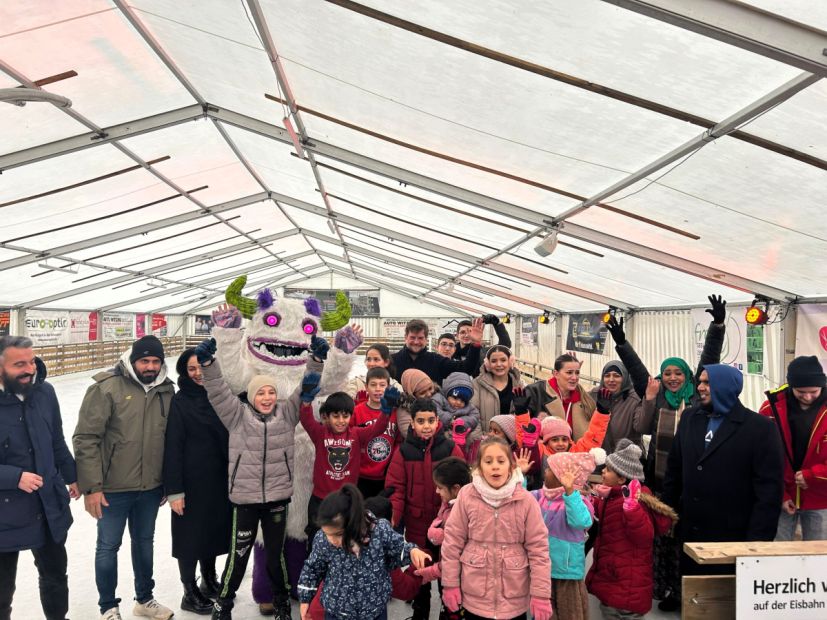 Gruppenfoto nach dem Eislaufspaß mit Markus Jestaedt, dem Vorsitzenden des Sportkreis Rheingau-Taunus, im Hintergrund (Mitte)    Bild: Sportkreis