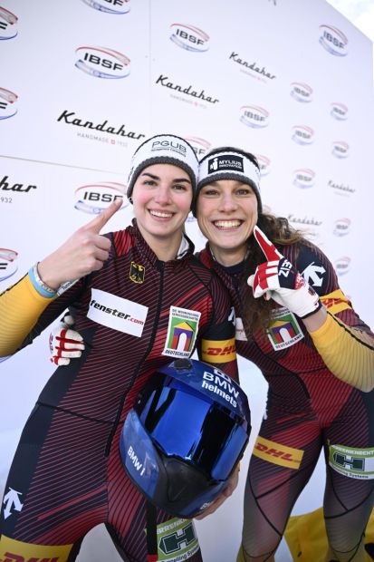 Kim Kalicki (links), hier mit Leonie Fiebig, hat ihren ersten Saisonsieg in der Tasche    Bild: Viesturs Lacis