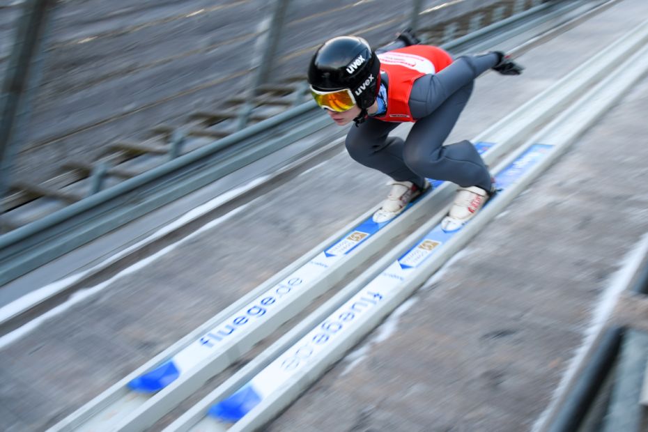 Steffen Lingnau mit dem roten Trikot des Gesamtführenden in der Anlaufspur    Bild: Jan Simon Schäfer