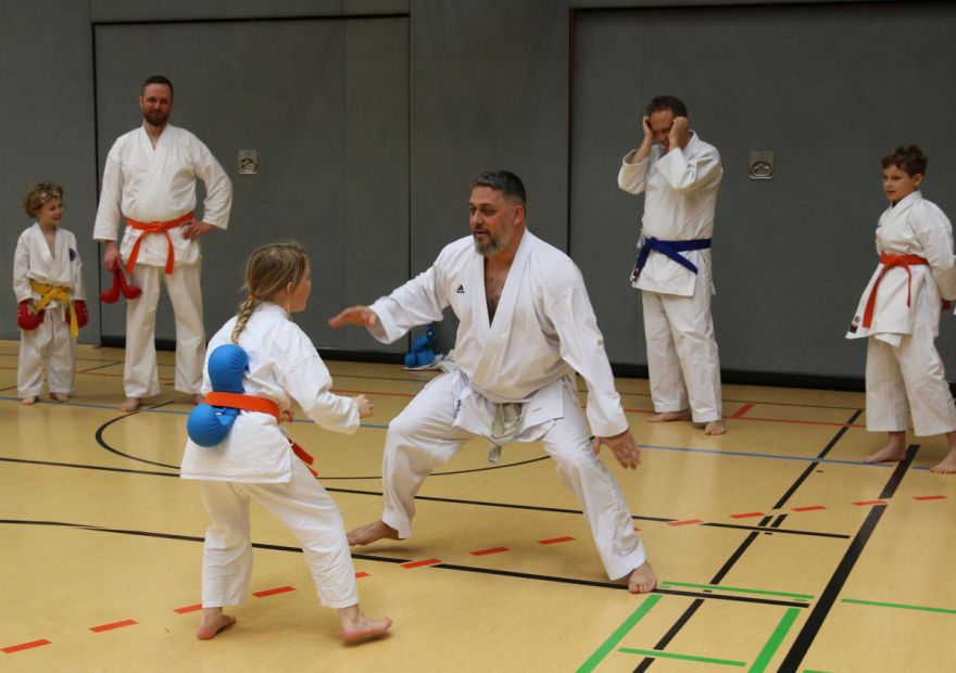 Kumite Unterstufe mit Leistungssportreferent Christian Bonsiep    Bild: Martina Bier für den HFK