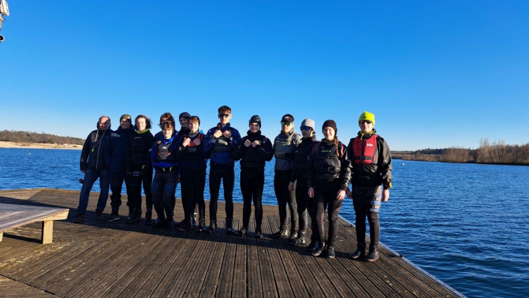 Die Trainingsgruppe auf dem Steg des Wassersportvereins Langen.    Bild: Laukhardt