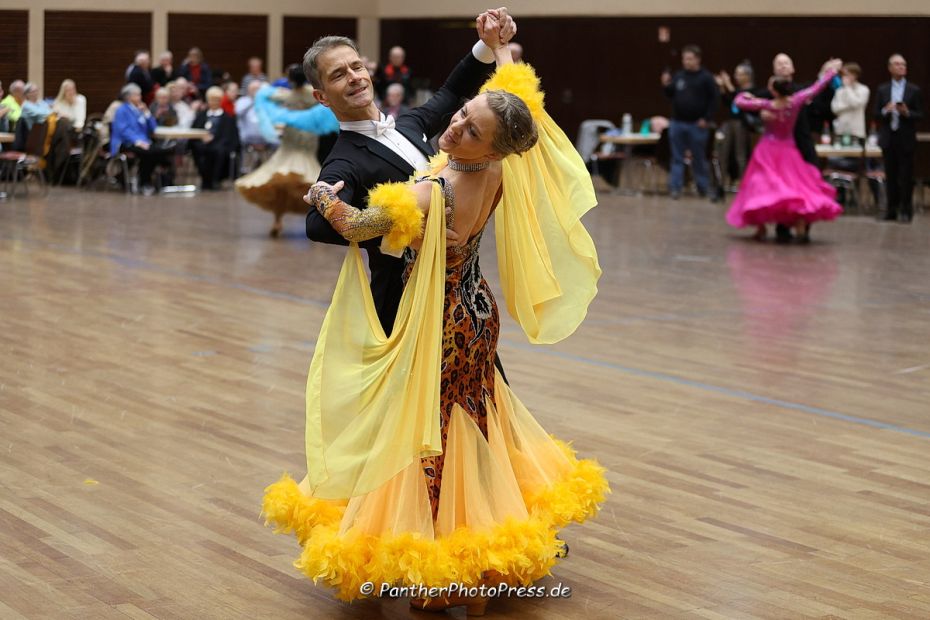 Landesmeister der Masters II A-Standard: Thomas Breitenbach / Annette Breitenbach (TSC Main-Kinzig-Schwarz-Gold Hanau)    Bild: Robert Panther (www.PantherPhotoPress.de)