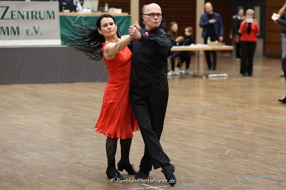 Drei Landesmeistertitel an einem Tag für Roland Mainka und Renate Kron (Schwarz-Silber, Frankfurt)    Bild: Robert Panther (www.PantherPhotoPress.de)