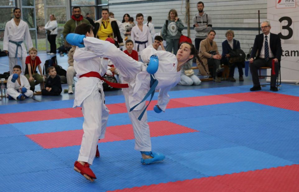 Kumite weiblich Leistungsklasse -55 Kilo, blau: Diana Takzima, rot: Tara Jennifer Obst    Bild: M