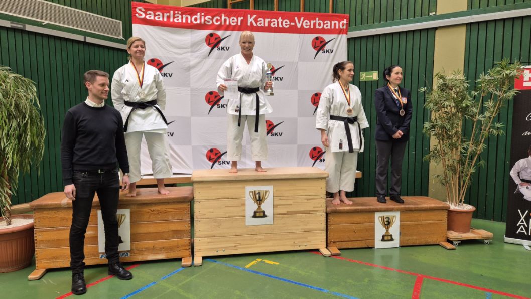 Mitte: Monika Lang 1. Platz, zweite von rechts: Joheina Hamami 3. Platz, beide Kata weiblich Masterklasse Ü 55 und beide vom SC Judokan e.V. Frankfurt    Bild: Monika Lang für den HFK