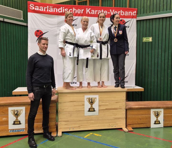 Zweite von links:  Monika Lang 1. Platz, zweite von rechts: Joheina Hamami 3. Platz, beide Kata weiblich Masterklasse Ü 55 und beide vom SC Judokan e.V. Frankfurt    Bild: Monika Lang für den HFK