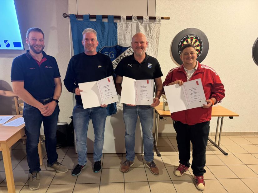 Bei der Sportgemeinschaft Marbach erfolgte die Übergabe durch Thomas Plur, stellvertretender Vorsitzender des Sportkreises an Marc Backmeyer, Julian Büttner und Rüdiger Höhl     Bild: Sportkreis Fulda-Hünfeld