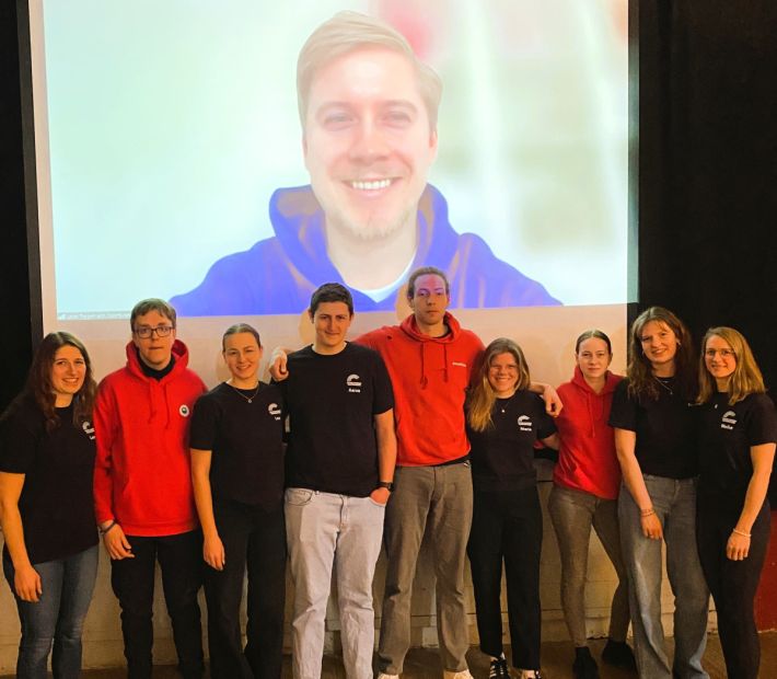 Von links: Laura Heckmann (SV Reichensachsen), Kevin Faßhauer (Sportjugend Werra-Meißner), Lea Janz (TC Meinhard), Aaron Müller (TC Eschwege), Jonathan Görlich (Sportjugend Werra-Meißner), Marie Friederich (SV Eintracht Hitzerode), Fiona Schott (TSV Oberdünzebach), Henrike Hasecke (Sportjugend Werra-Meißner), Meike Gundlach (TG Großalmerode)
Im Hintergrund: Leon Tiggemann (Sportjugend Werra-Meißner)
Es fehlt auf dem Bild: Lisa Schneider (Sportjugend Werra-Meißner)    Bild: Sportjugend Werra Meissner